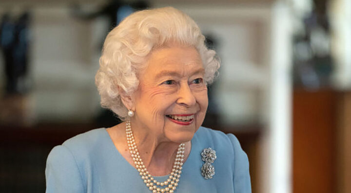 KING'S LYNN, ENGLAND - FEBRUARY 05: Queen Elizabeth celebrates the start of the Platinum Jubilee (Photo Joe Giddens - by WPA Pool/Getty Images)